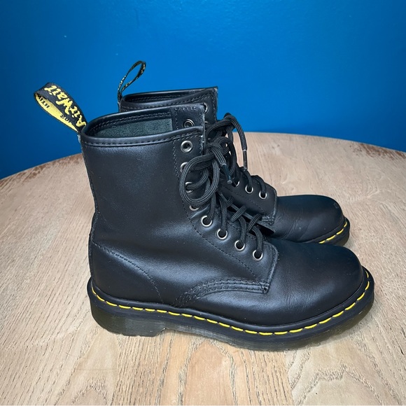 Dr. Martens 1460 Women’s Smooth Leather Lace Up Boots Black 8 Eye Size 6 - Picture 2 of 14